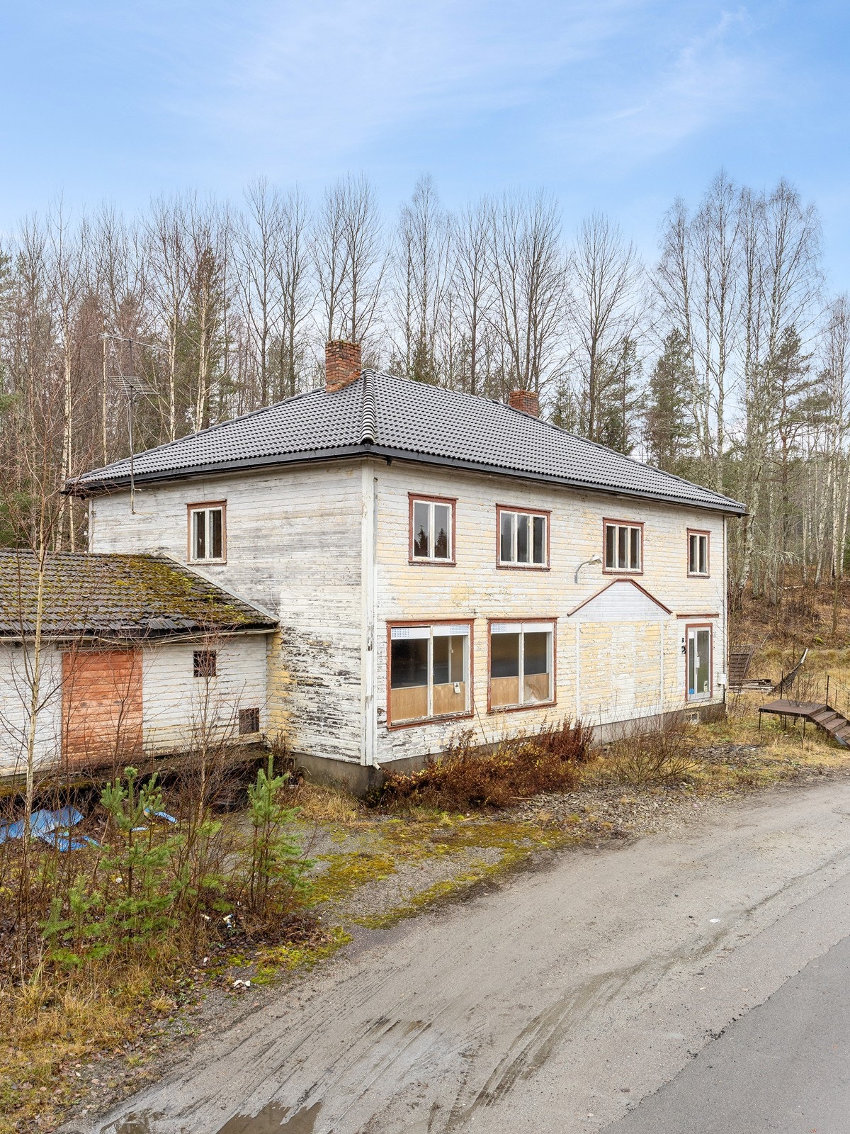 Det er enkel garasje på endeveggen. Galleribilde