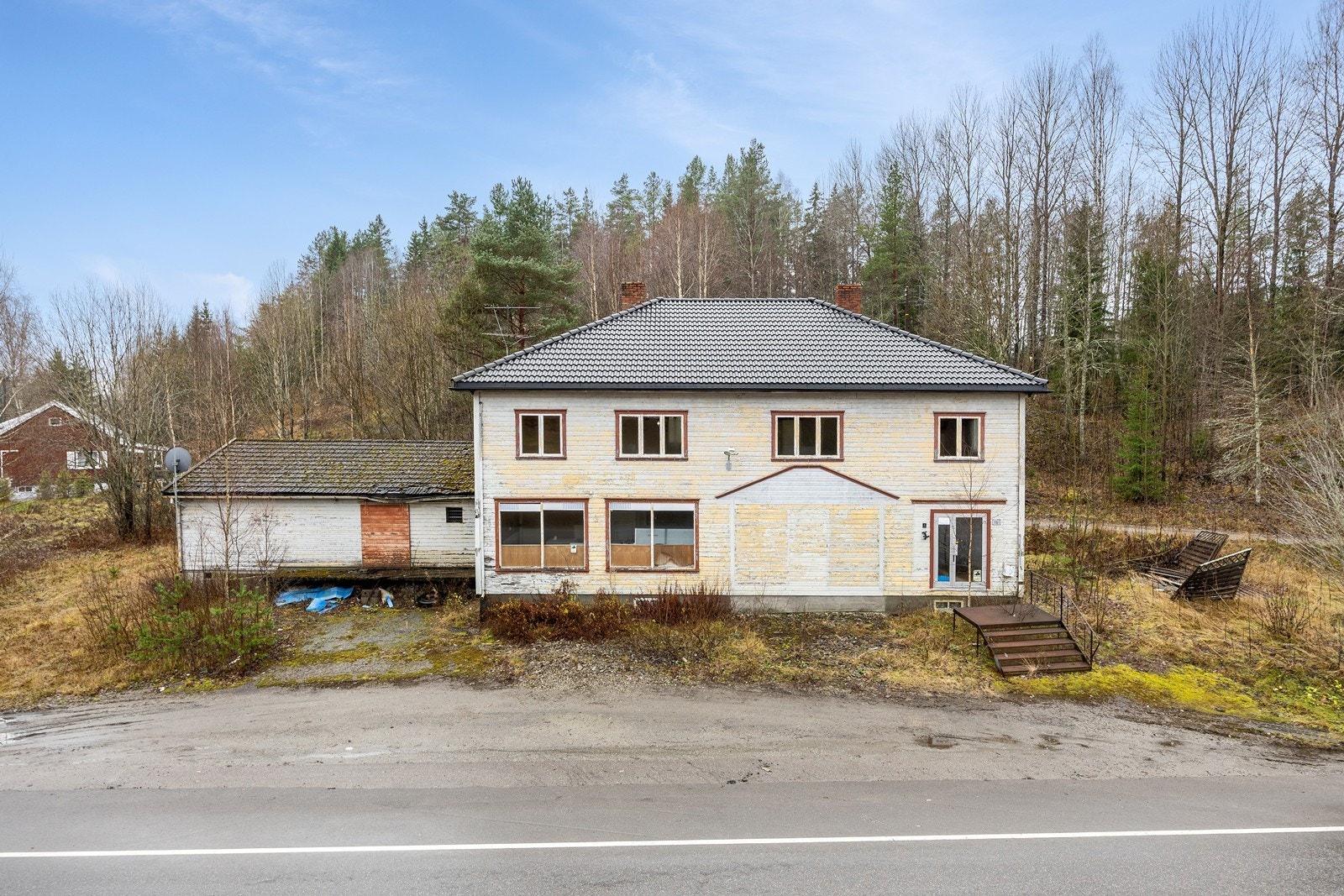 Romslig gårdsplass med gode parkeringsmuligheter Galleribilde