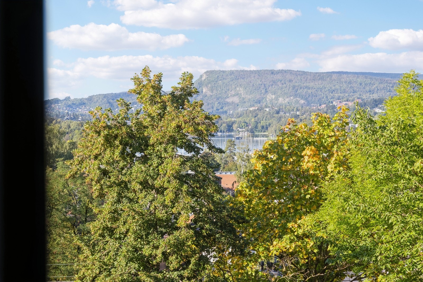 Utsikt fra stuen/kjøkken. Galleribilde