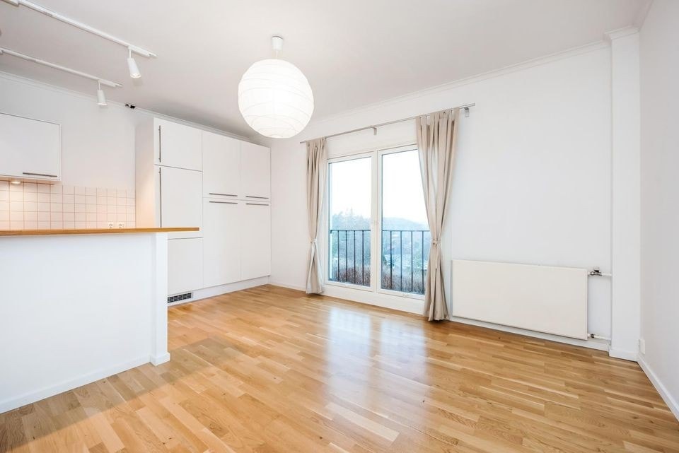 Rosmlig stue med plass til sofa og spisebord. Fransk balkong med utsikt. Galleribilde