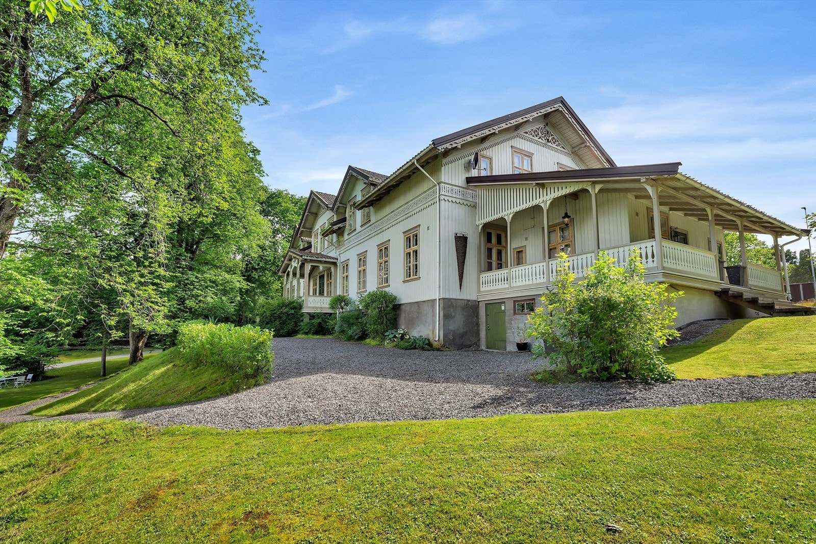 Parkmessig opparbeidet historisk tomt, med utearealer som er perfekt for konserter og private arrangementer Galleribilde