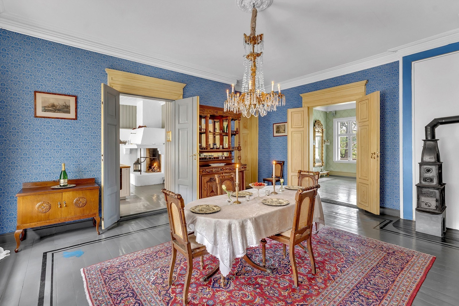 Ideelt rom for elegante middager og hyggelige sammenkomster Galleribilde