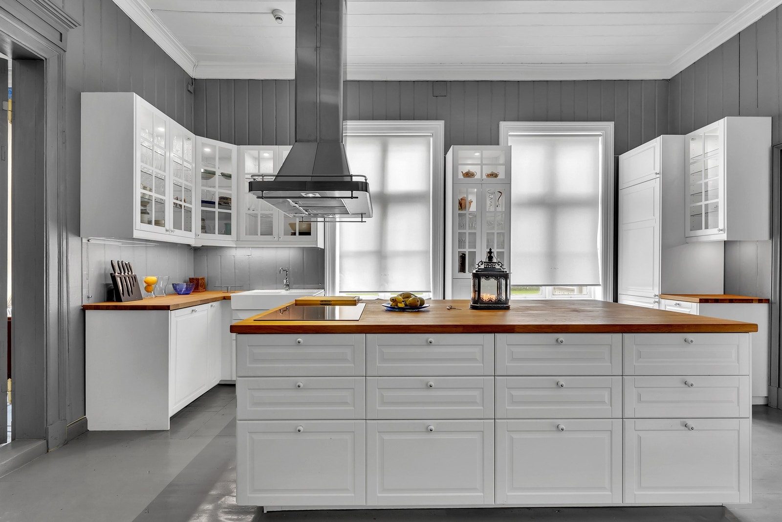 Benkeplate i heltre eik og nedfelt keramisk topp i kjøkkenøy. Integrert hvitevarer på kjøkkenet følger boligen ved handelen Galleribilde