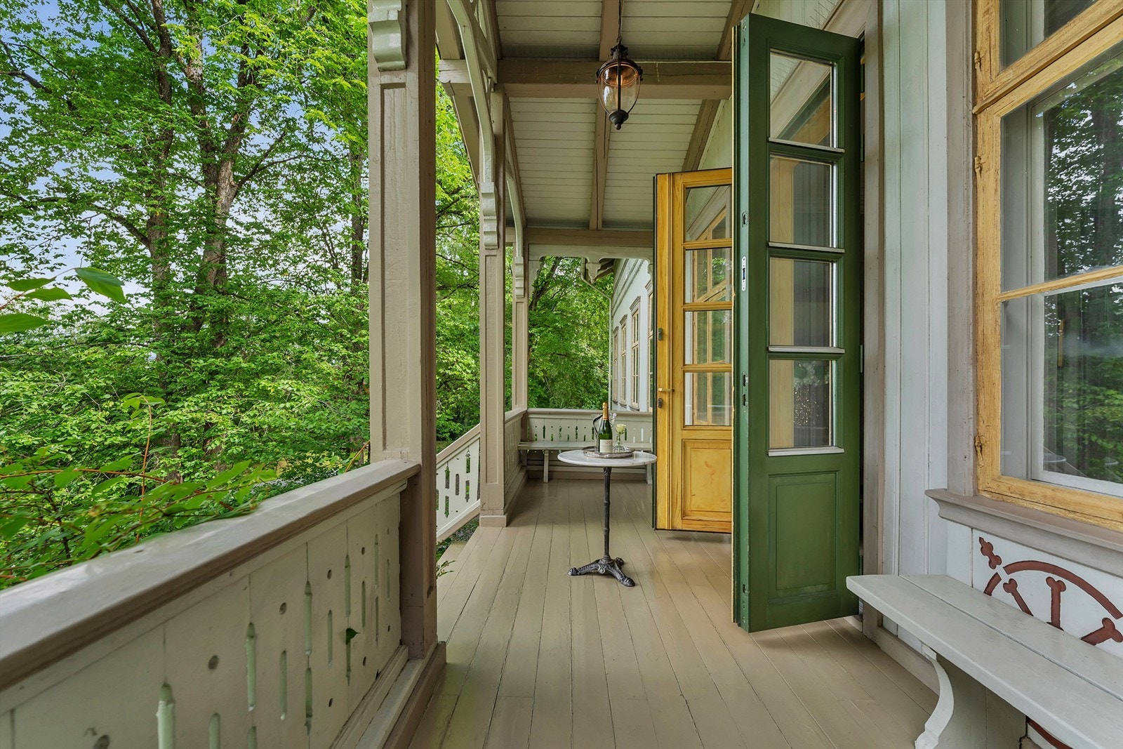 Stor veranda med nydelig kveldssol Galleribilde