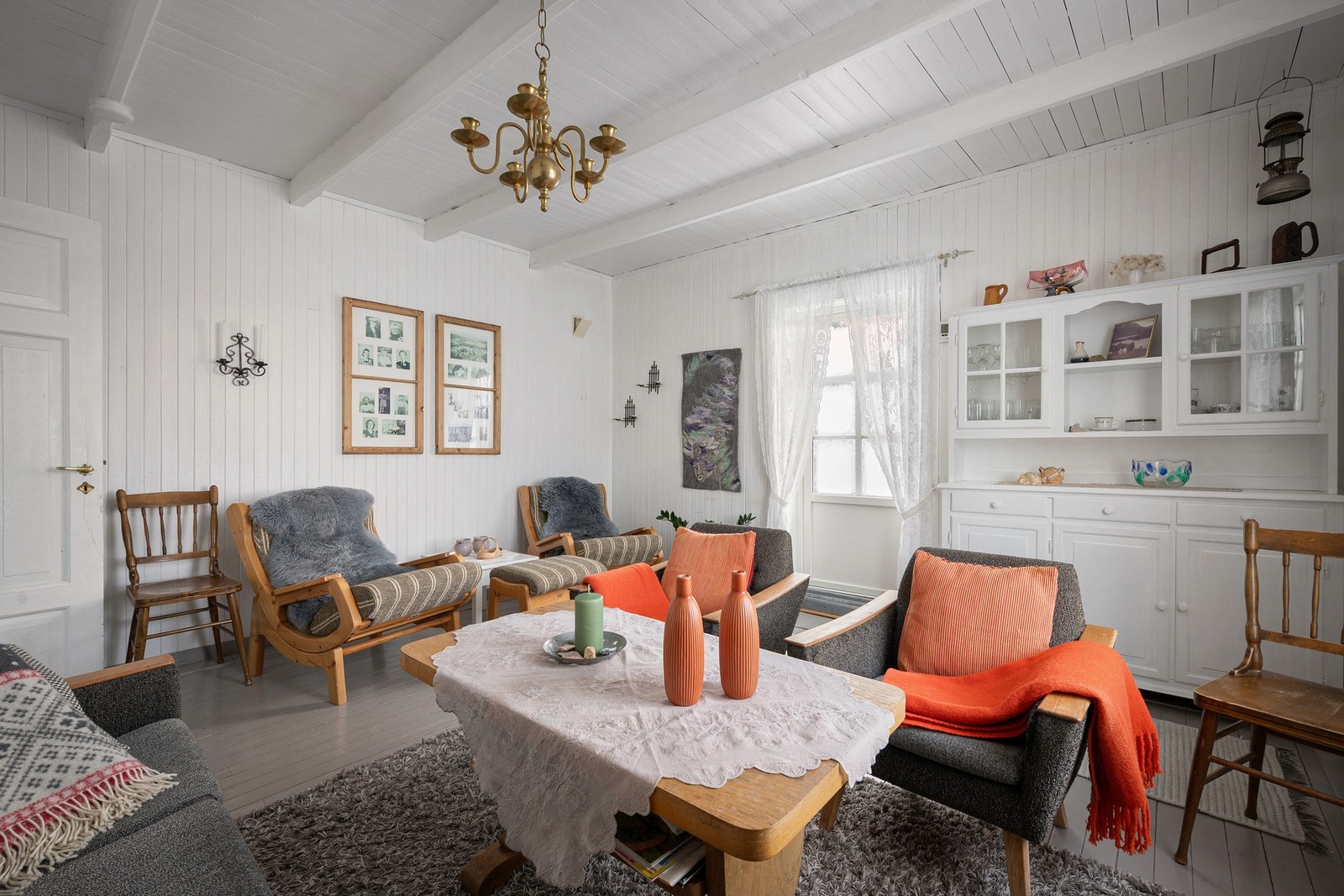 Stua er lys og trivelig med plass til sittegruppe og annet møblement Galleribilde