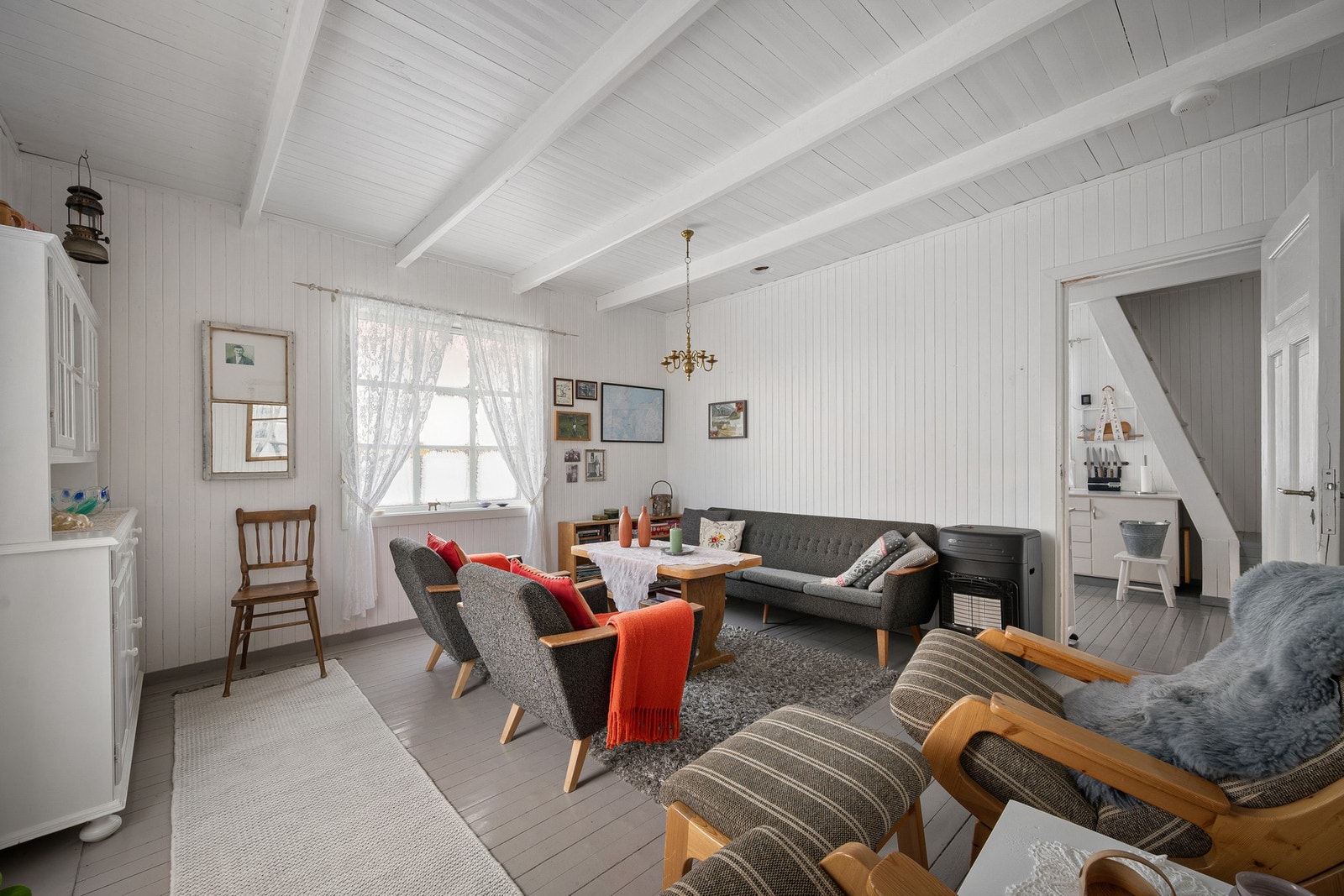 Overflatene er malt i en lys fargetone som gir et tidløst uttrykk Galleribilde