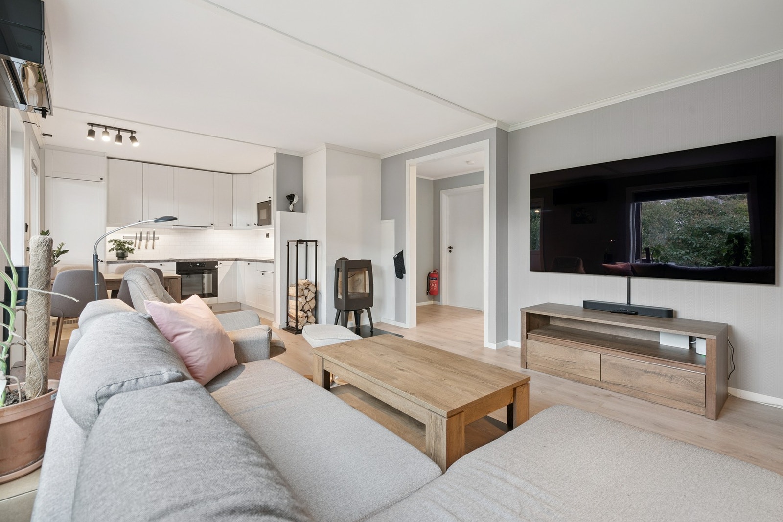 Stuen er av fin størrelse og gir plass for sittegruppe og mediemøblement med tilhørende møblement. Galleribilde