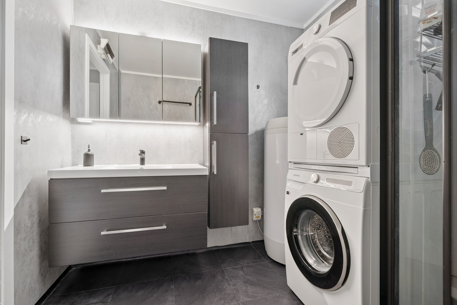 Det er godt med lagringsplass i innredningen, opplegg for vaskemaskin og dusjkabinett. Galleribilde