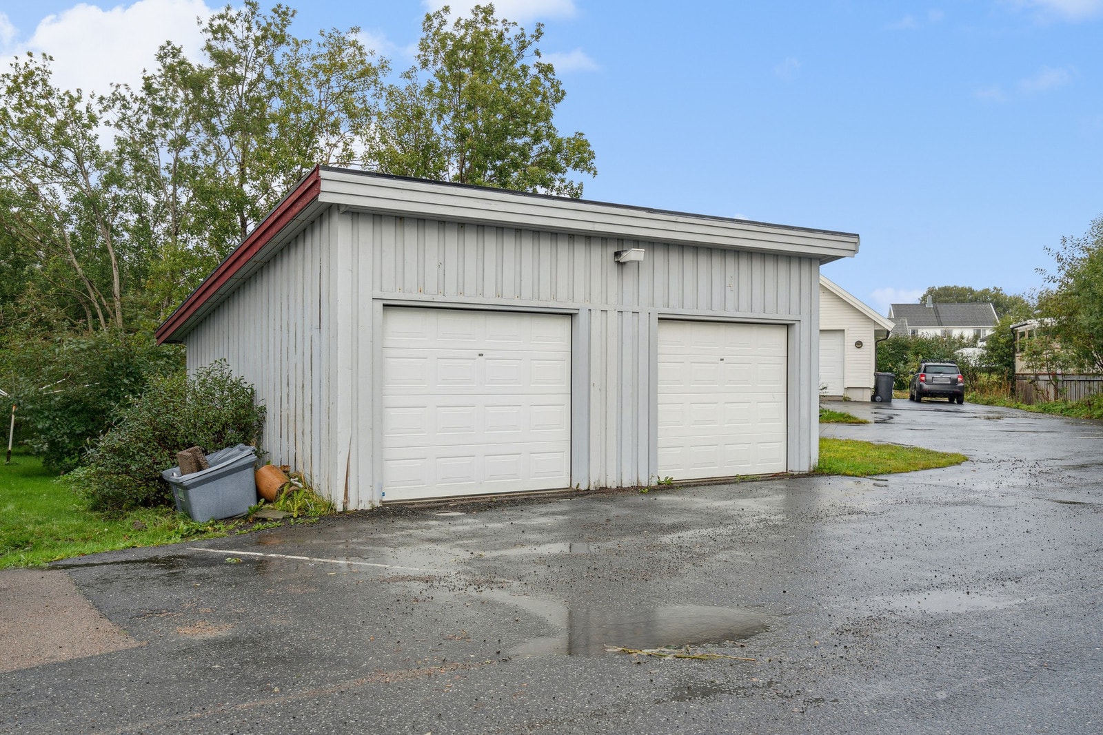 Parkeringsplasser på eiendommens tomt, samt egen garasje med el-billader. Galleribilde