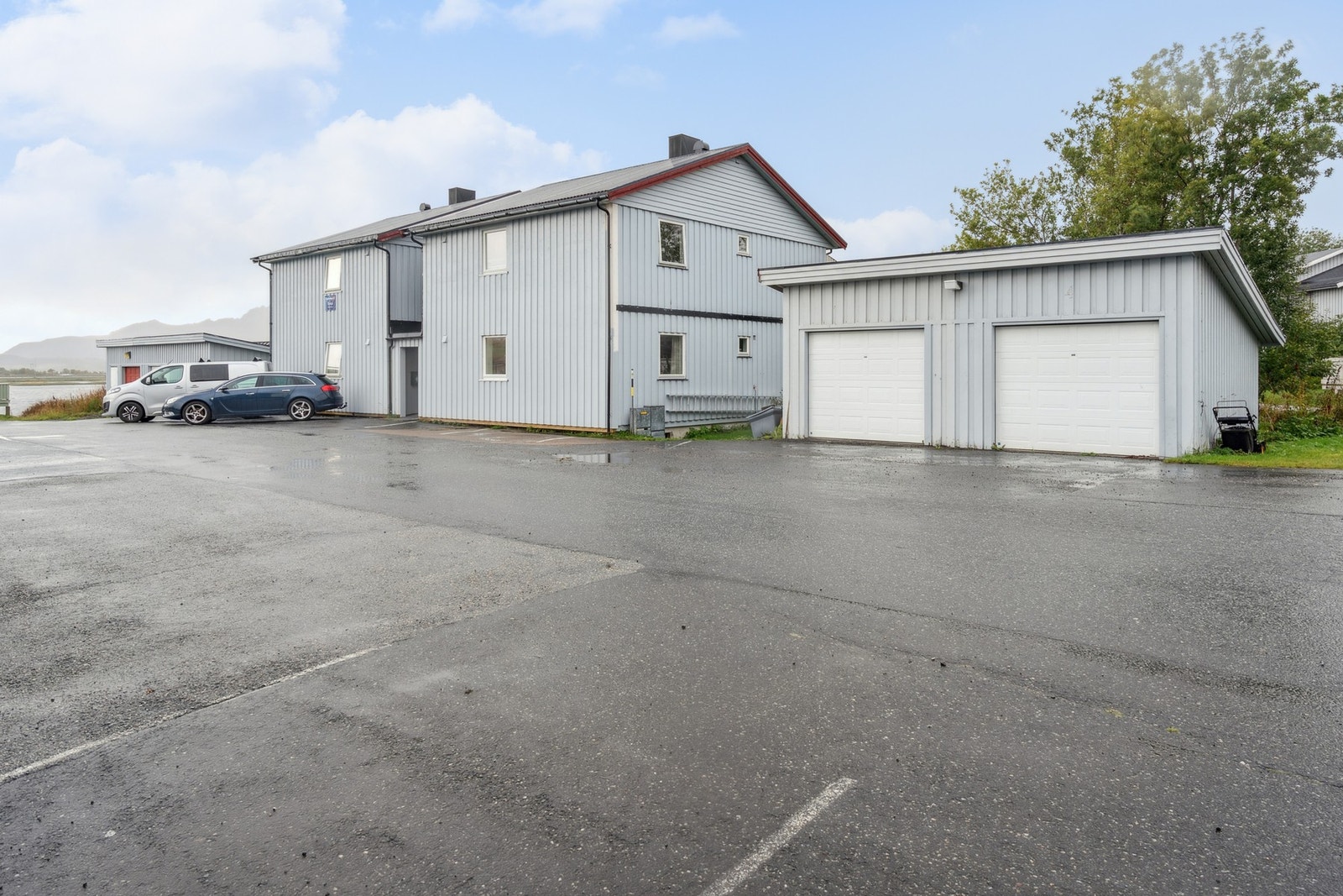 Borettslaget består av fire andeler og har nylig byttet kledning, samt etterisolert veggen mot sørvest. Galleribilde