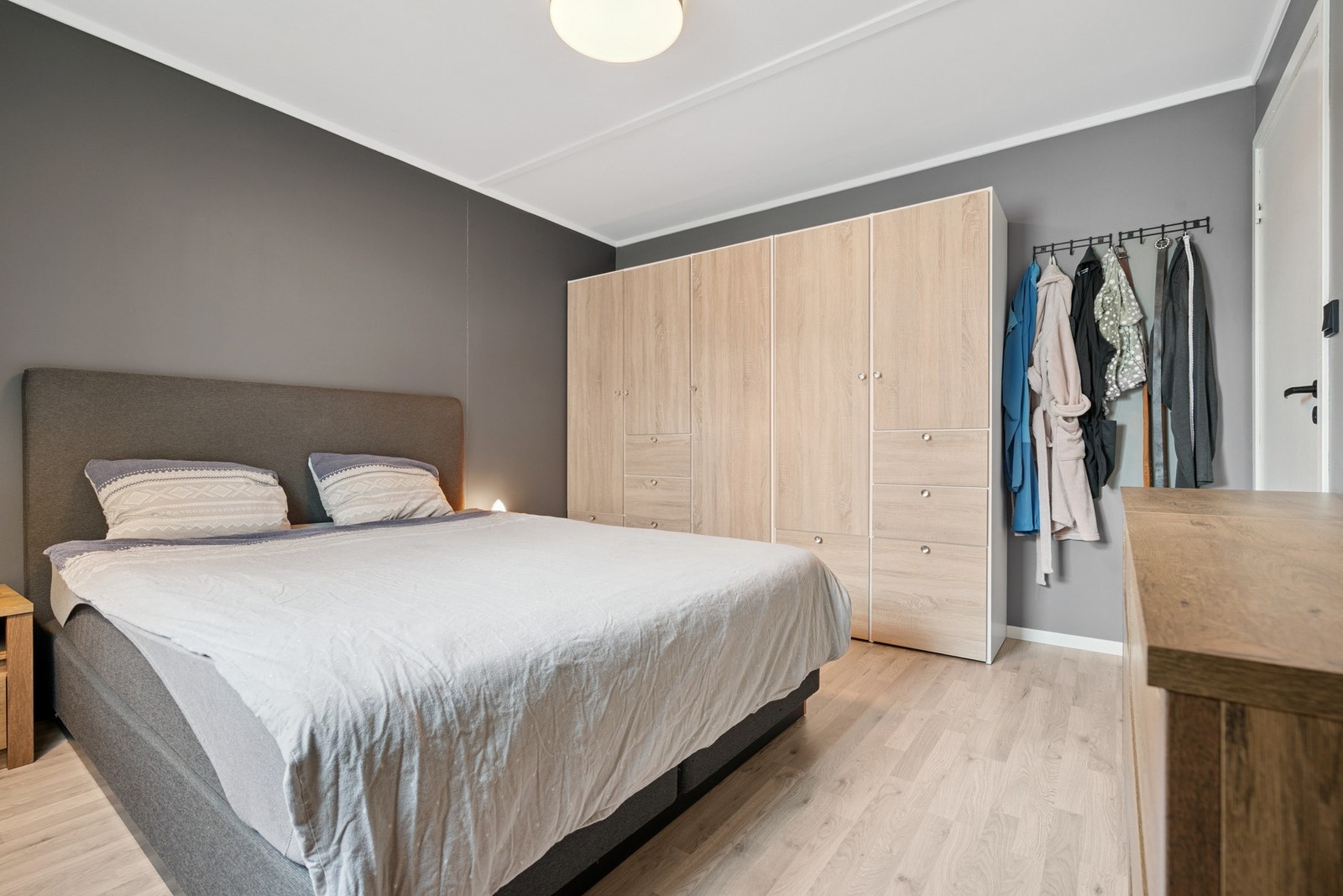 Soverommet har garderobeskap. Galleribilde