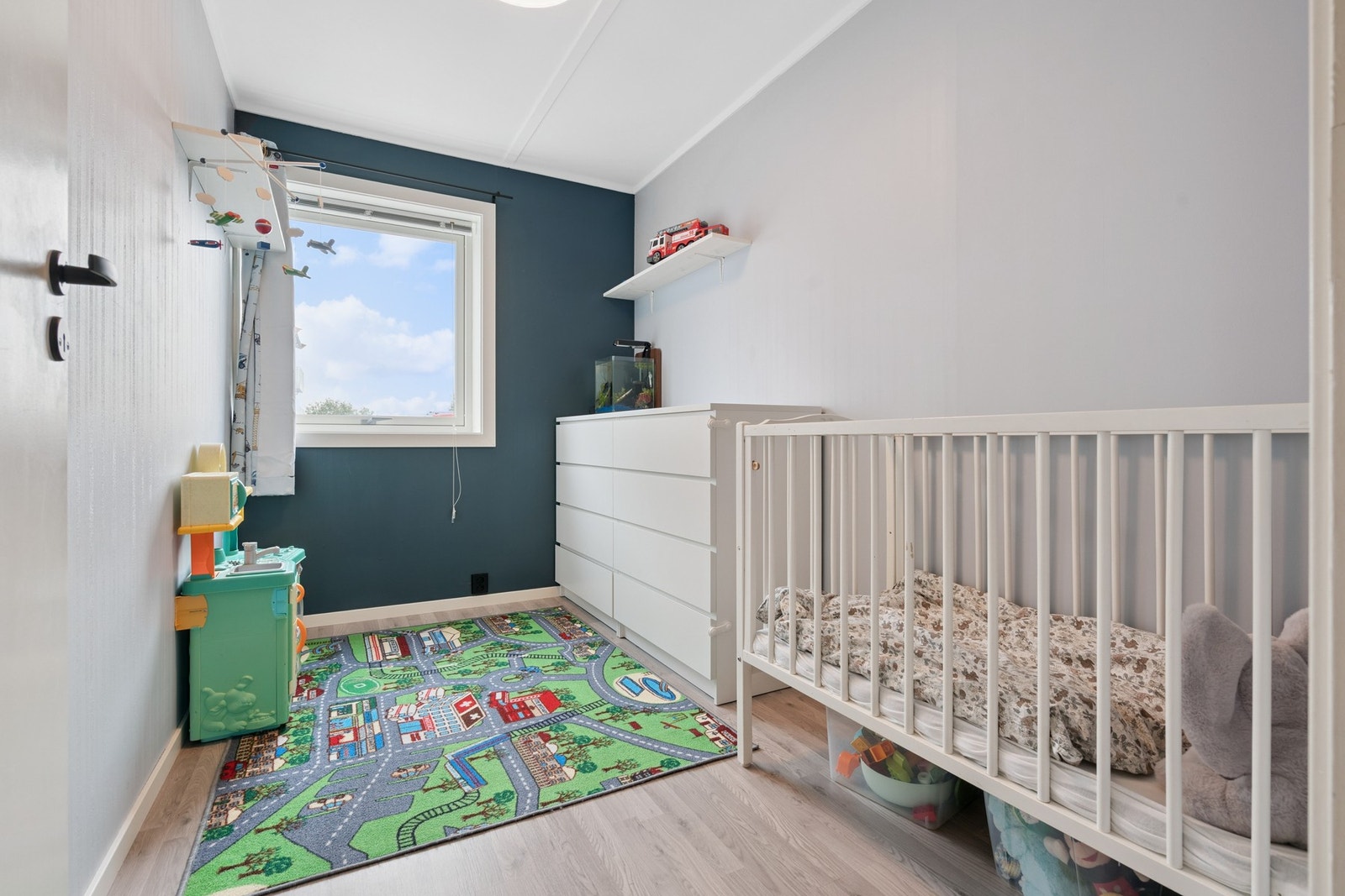 Det andre soverommet vil kunne fungere som et fint barnerom. Begge rommene byr på behagelige inneklimaer, som følger av store vindusflater. Galleribilde