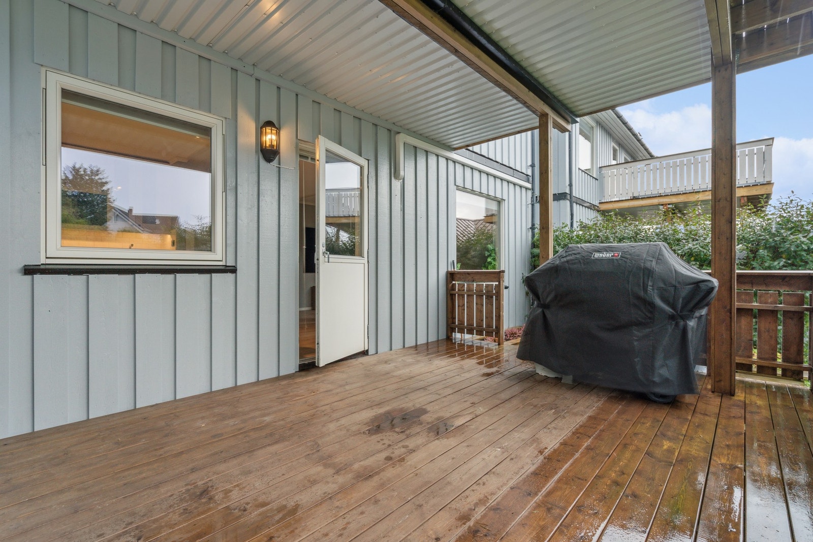 Stuen og kjøkkenet tilføres et tilstrekkelig tilleggsareal på varme dager, dette som følger av en romslig terrasse. Galleribilde