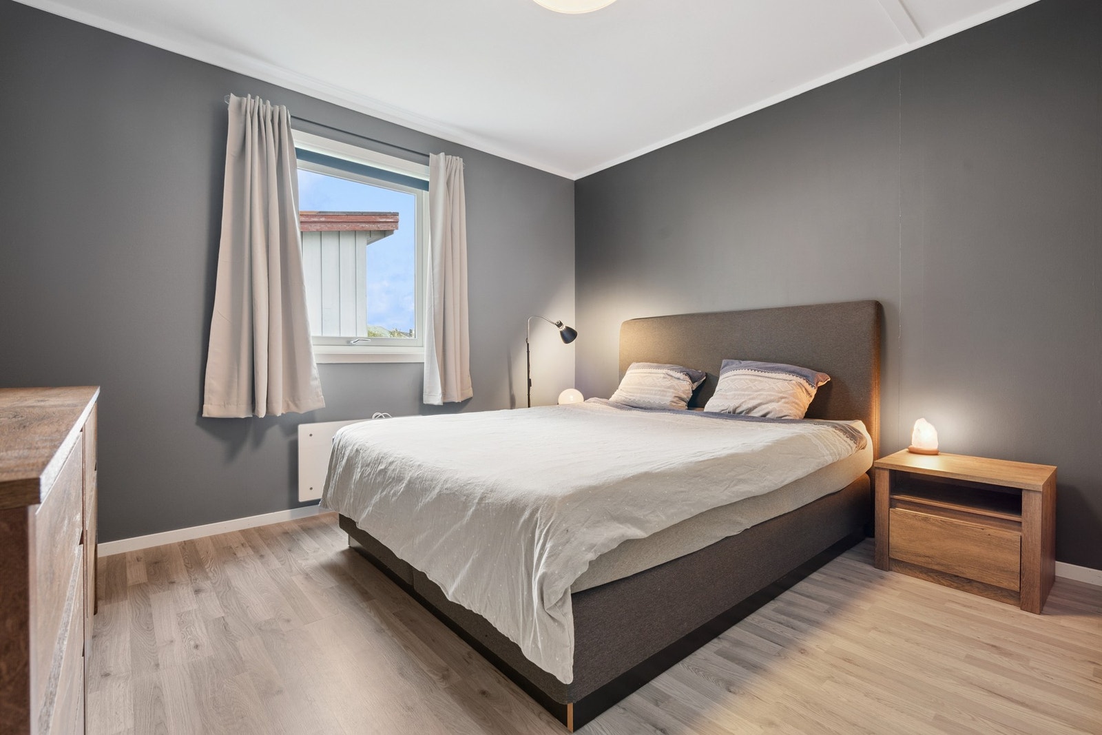 Hovedsoverommet er av god størrelse og gir rikelig med plass for stor dobbeltseng, med tilhørende nattbord. Galleribilde