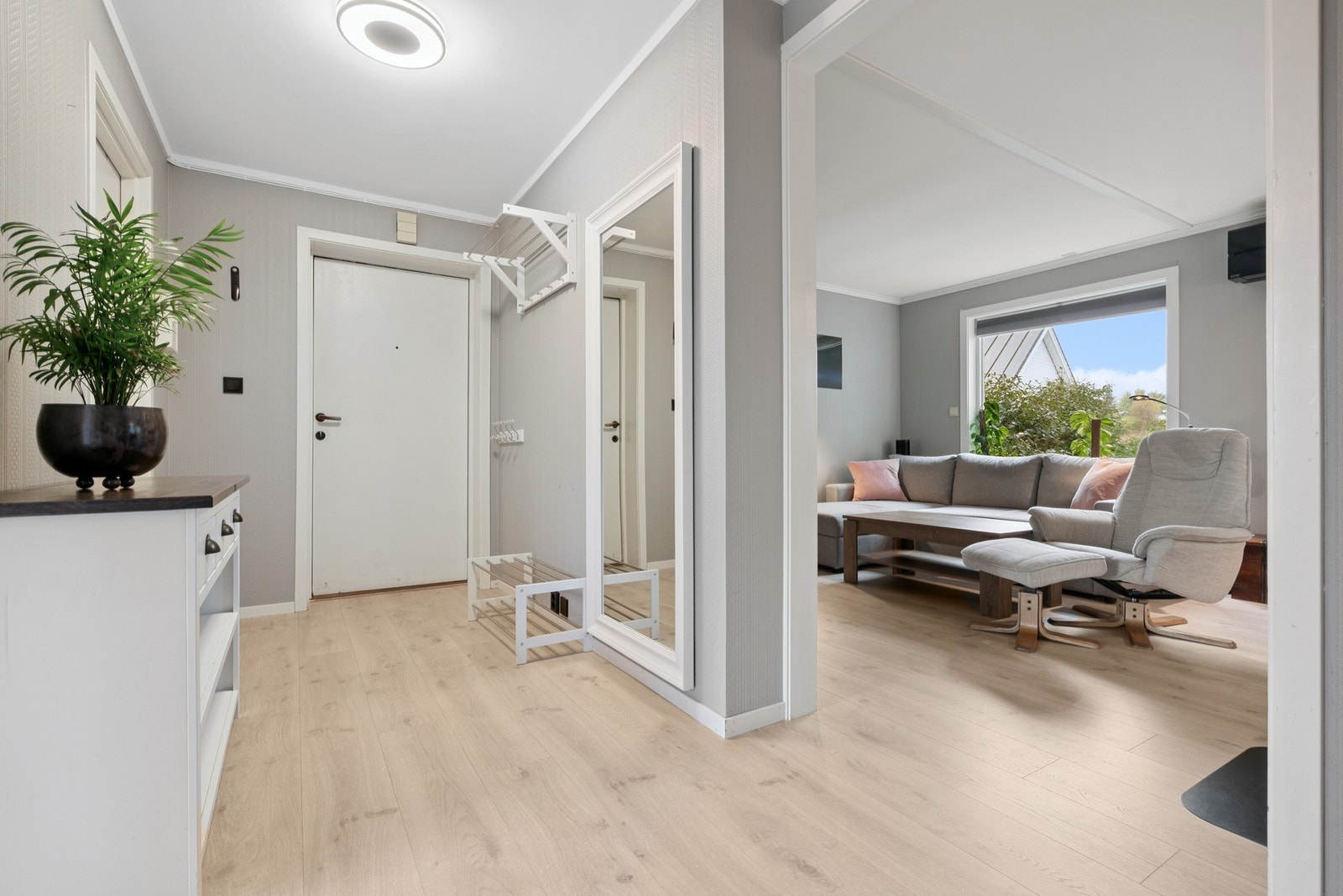 Velkommen inn! Boligen har enkel adkomst i byggets første etasje, og det første man møter er en entré med plass for oppheng av yttertøy. Galleribilde