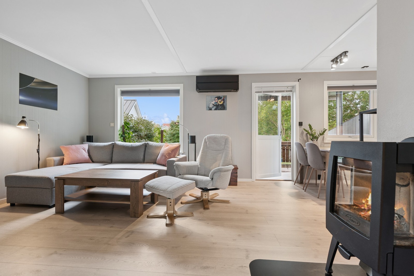 Fra entréen ledes man naturlig inn til boligens åpne stue- og kjøkkenløsning, samt at man får tilgang på to soverom, bod og baderom. Galleribilde