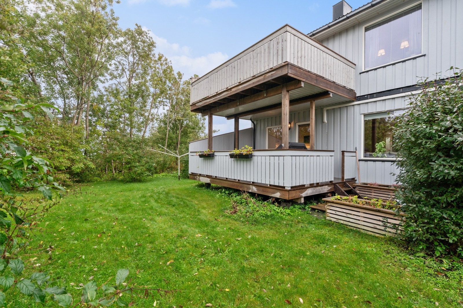 Boligen innehar en praktisk og funksjonell planløsning, med blant annet terrasse med adkomst til felles hage. Galleribilde