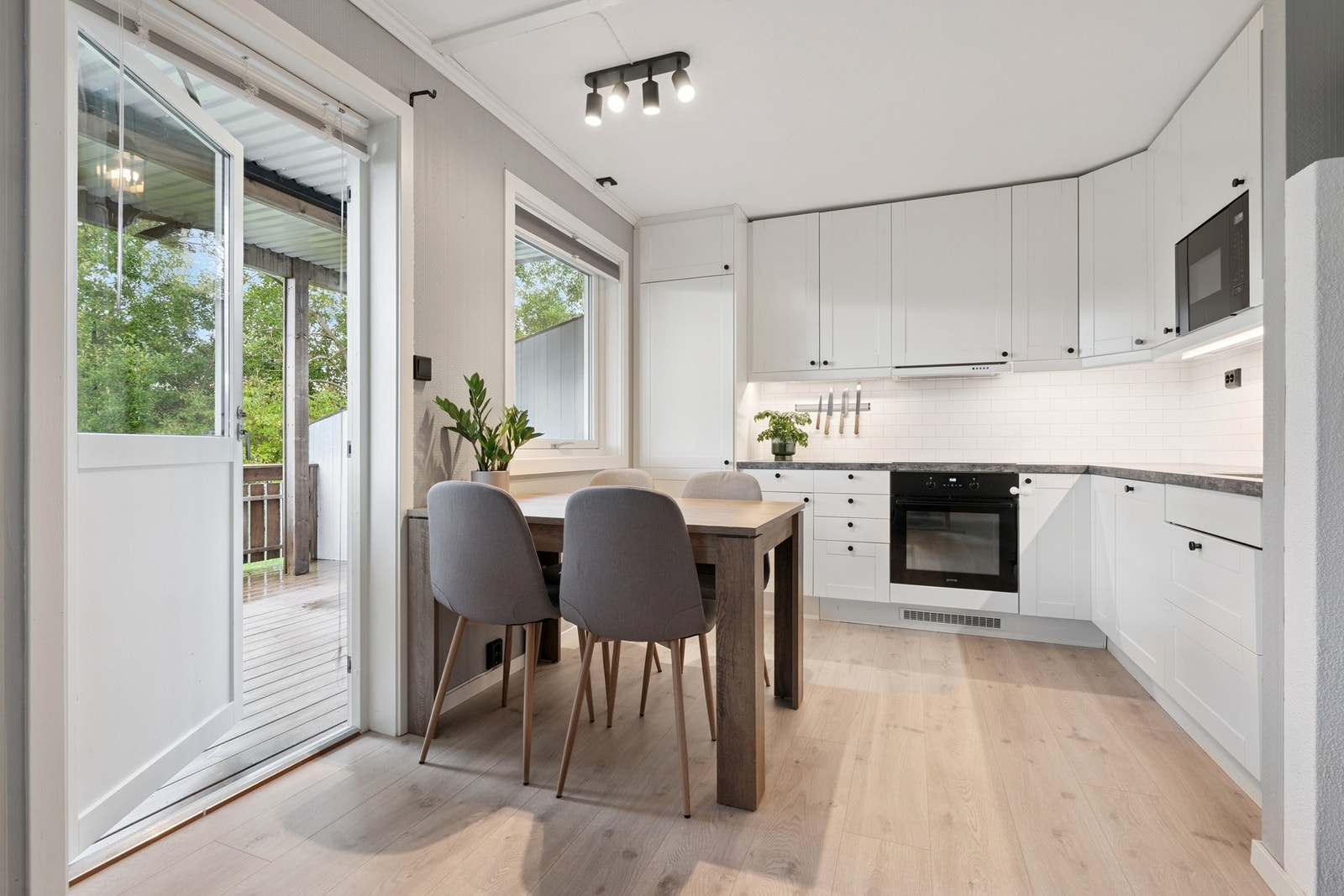 Kjøkkenet ligger delvis tilbaketrukket til, og gir plass for plassering av spisegruppe i umiddelbar nærhet. Galleribilde