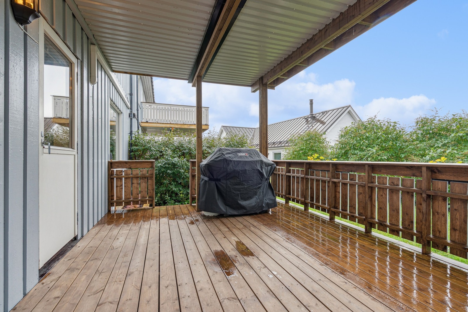 Uteplassen er målt til ca. 20 kvm. Terrassen har direkte adkomst til en flott og felles hage. I tillegg til plass for ulikt utemøblement. Galleribilde