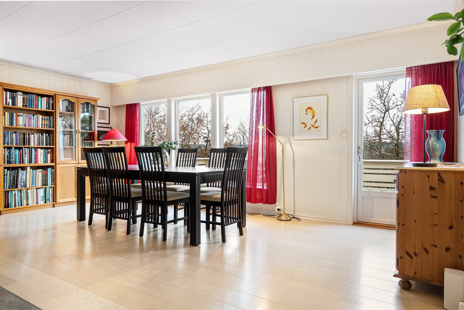 Stuens overflater er fornyet i 2014 med ny parkett og mdf panel på veggflater. Galleribilde