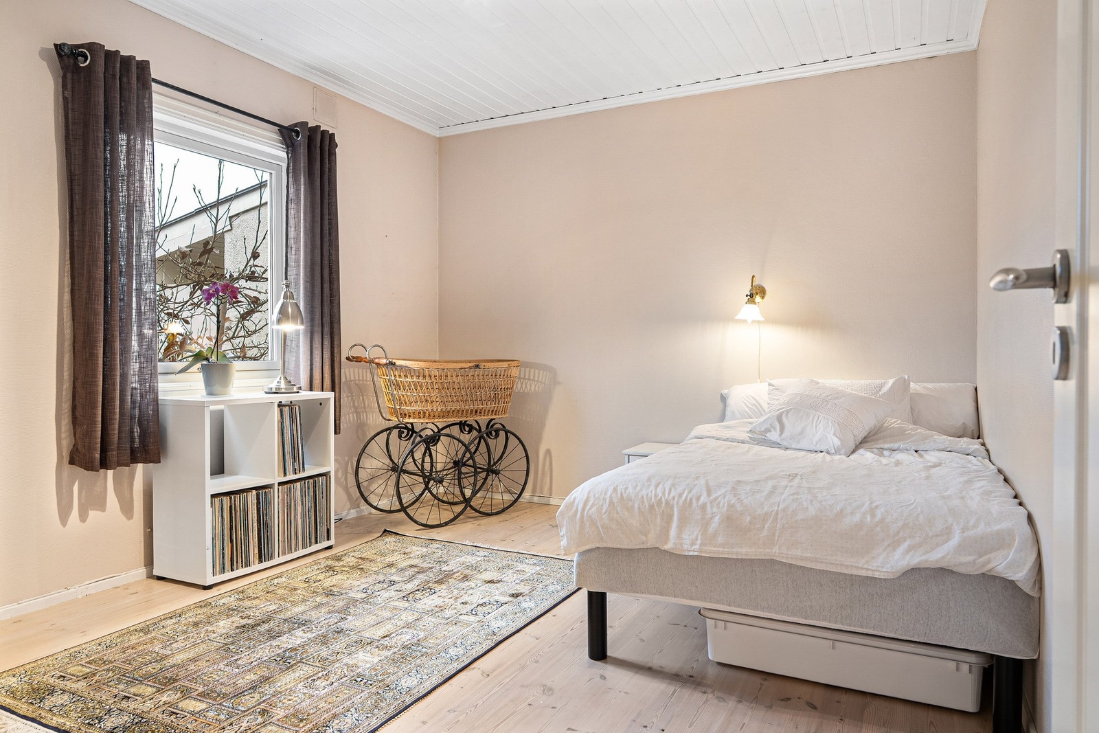 Lyst og romslig hovedsoverom - godt med skapplass. Galleribilde