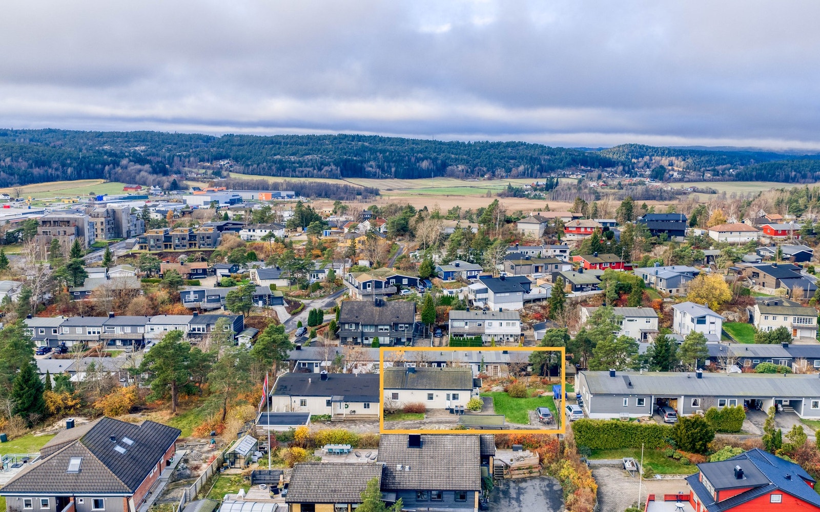 Labråten er ett rolig og barnevennlig område - i en blindvei, med kort avstand til barnehage, Trosvik barneskole og Kvernhuset ungdomsskole. Galleribilde