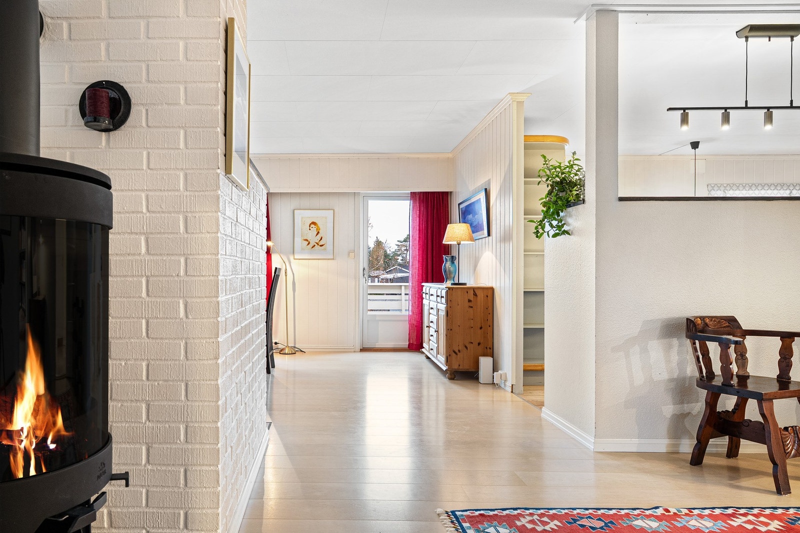 Fra stuen er det utgang til en solrik, vestvendt veranda med fin utsikt over nærområdet. Galleribilde