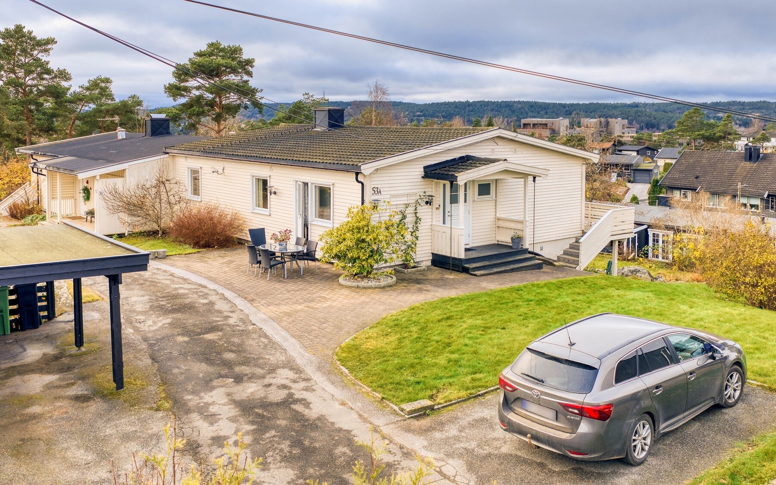 Parkering i carport, samt steinlagte og asfalterte biloppstillingsplasser på egen tomt. Galleribilde