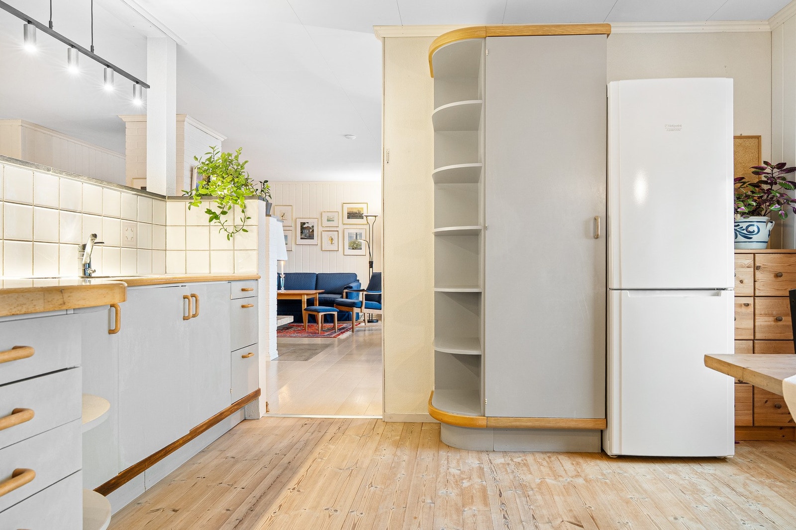 Kjøkkenet har en delvis åpen og sosial løsning mot stuen. Galleribilde