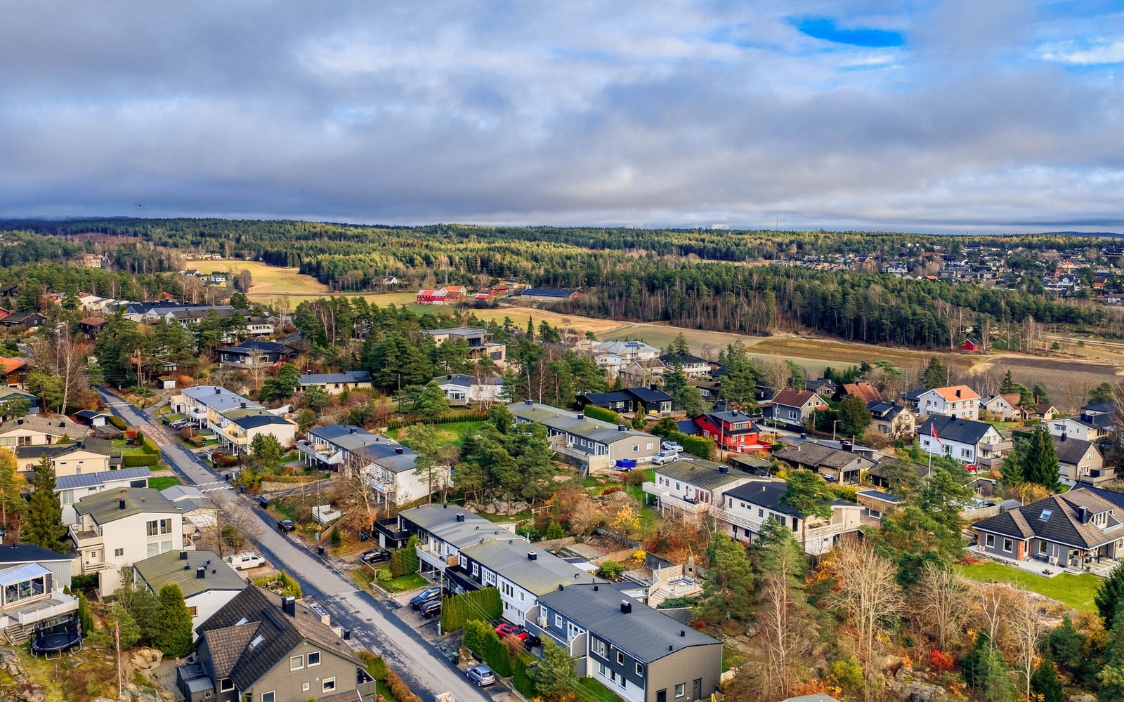 Herfra er det kun en kort spasertur til bussholdeplass med gode bussforbindelser til Fredrikstad sentrum og Oslo. Galleribilde