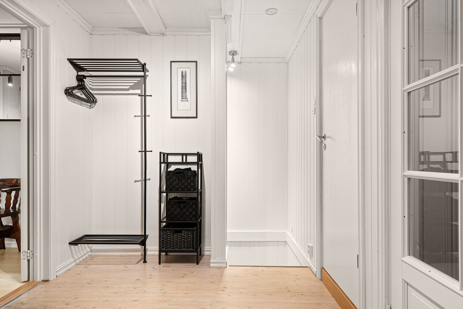 Romslig entre med direkte adkomst stue, bad, soverom og underetasje. Galleribilde