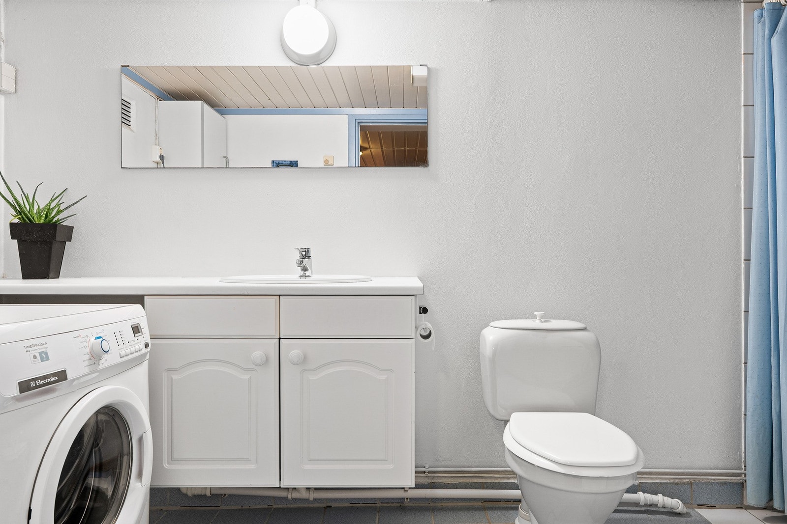 Flislagt bad / vaskerom i underetasjen med servantinnredning, dusjkabinett, toalett og opplegg for vaskemaskin (varmekabler er defekt). Galleribilde