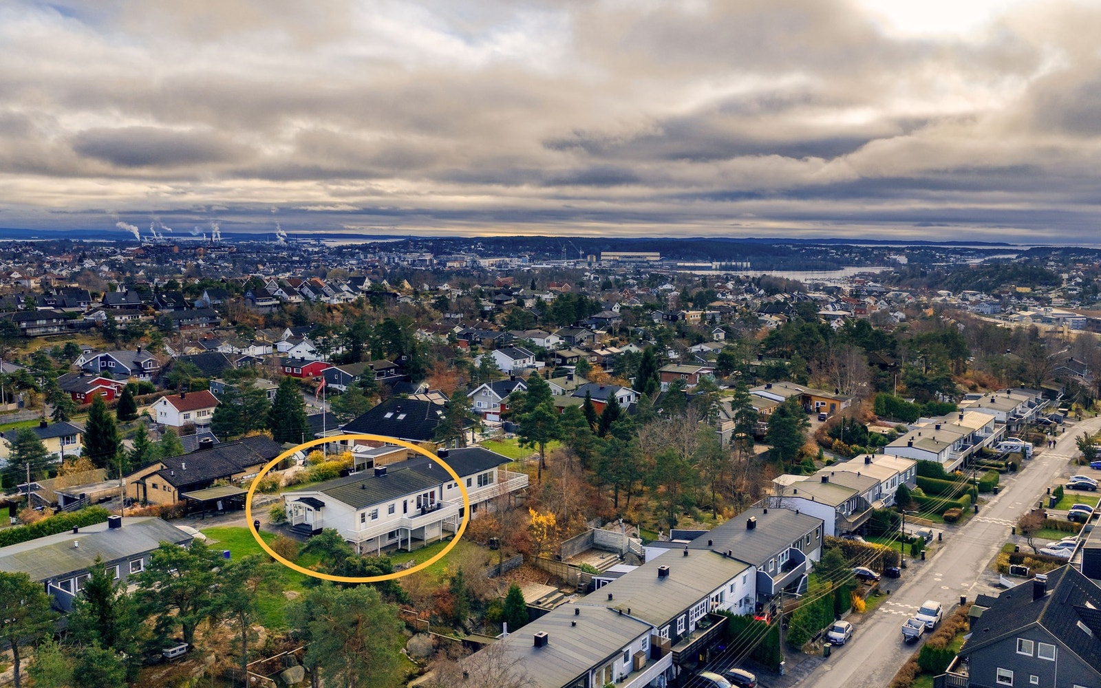 Eiendommen er høyt og solrikt orientert mot vest, med fin utsikt over nærområde. Galleribilde