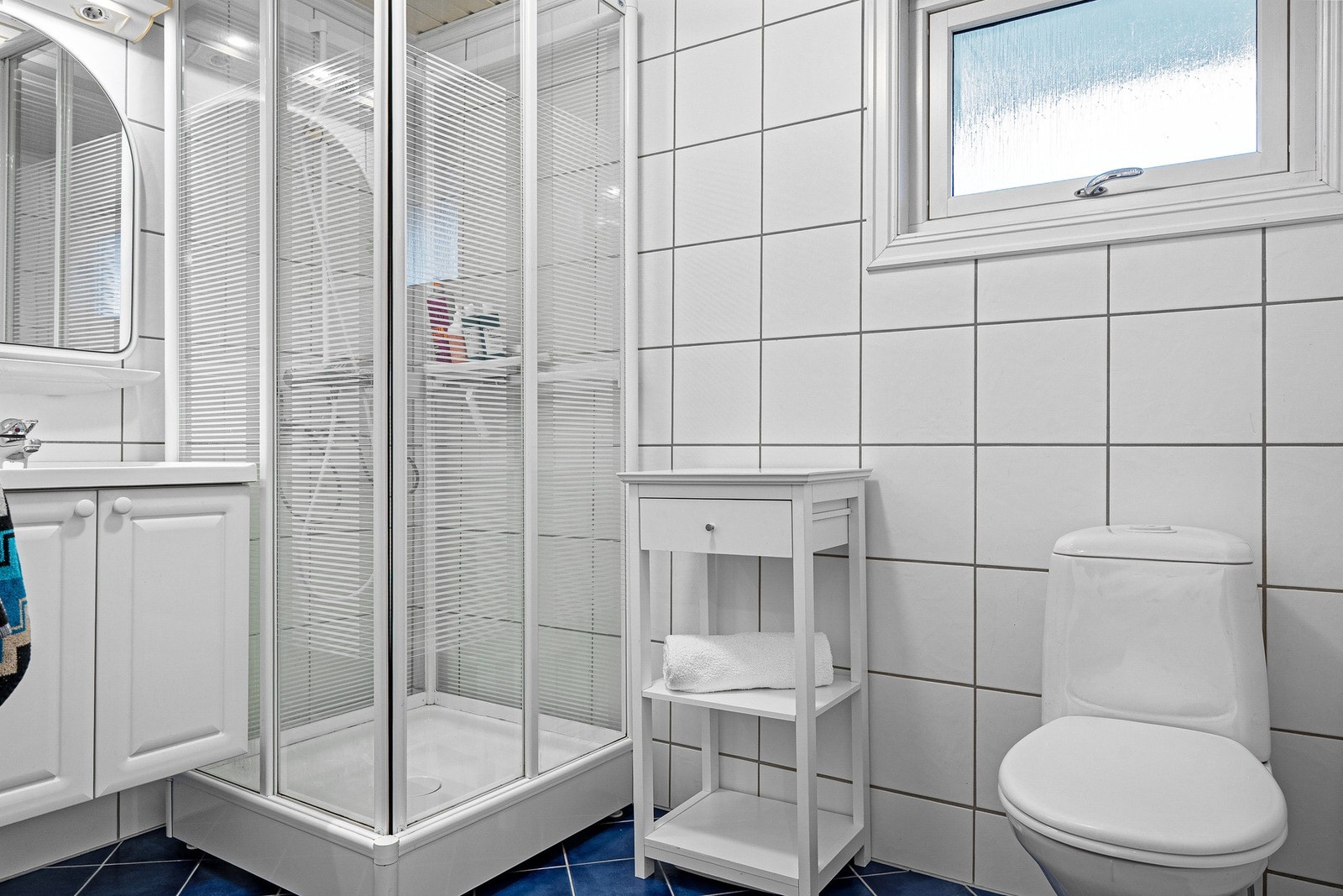 Badet i første etasje er innredet med servantinnredning, dusjkabinett og toalett. Flislagt gulv med varme. Galleribilde