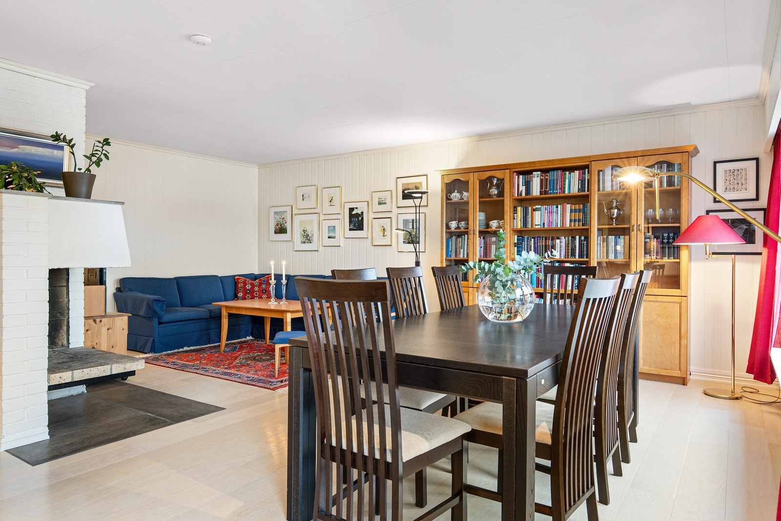 Stuen fremstår som lys og luftig med god plass til sofa og spisestue. Galleribilde