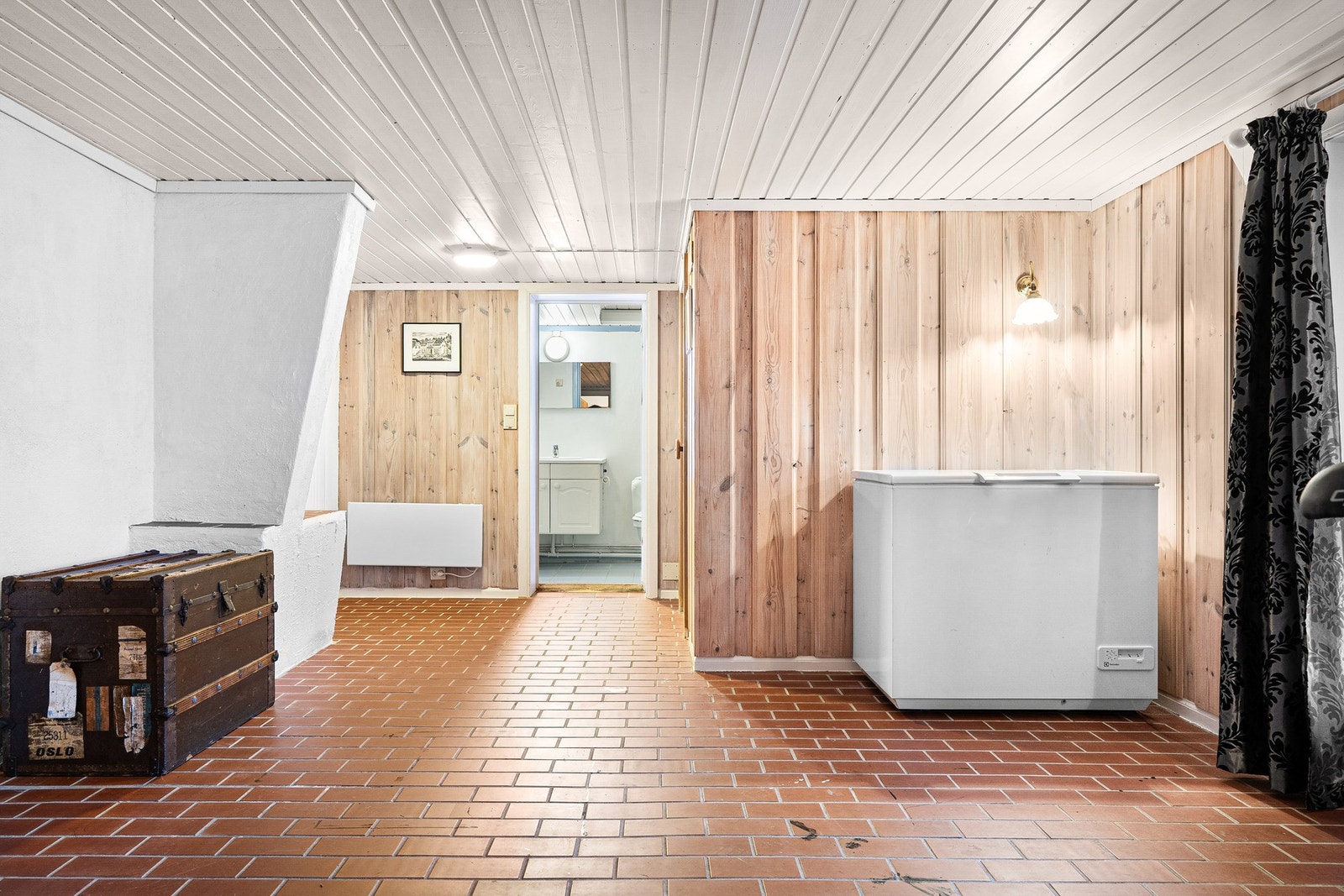 Romslig kjellerstue med direkte adkomst til vestvendt markterrasse. Galleribilde