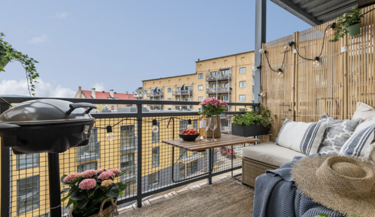 Balkong er nå fjernet og det jobbes aktivt og få opp en ny og mer moderne balkong. Galleribilde