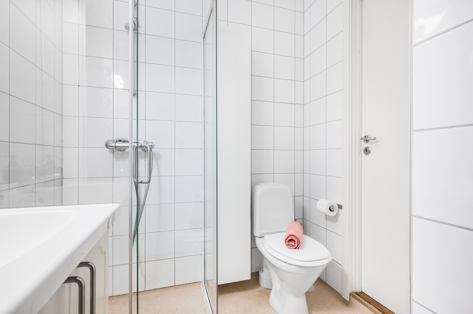 Flislagt bad med opplegg for vaskemaskin. Vinyl på gulv. Galleribilde