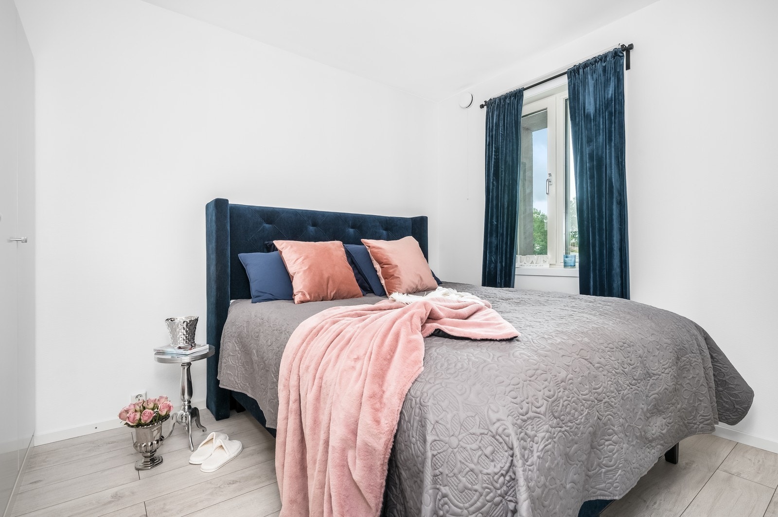 Soverom med skap. Galleribilde