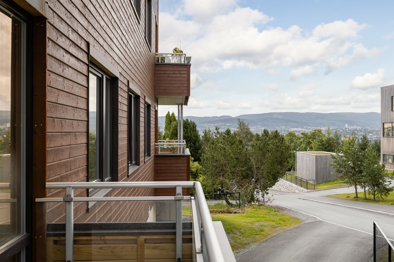 Veien til sentrum kortes ned via gangbrua på Marienborg, som gjør at Midtbyen nås til fots på ca. 20 minutter. Med bil 10. minutter. Galleribilde