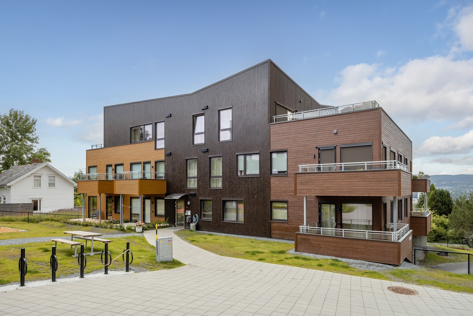 Området er rolig og familievennlig med Åsveien skole som nærmeste nabo. Byåsen butikksenter og sverresborg senteret ligger innen 10 minutters gange med flere servicefasiliteter og tjenestetilbud. Galleribilde