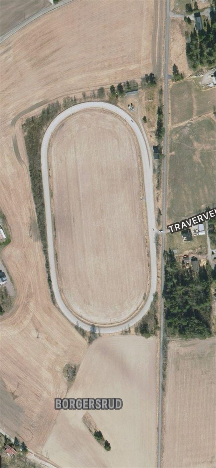 På Heia, ca 3 km fra eiendommen er det en travbane med stallbokser og vaskeplass. Galleribilde