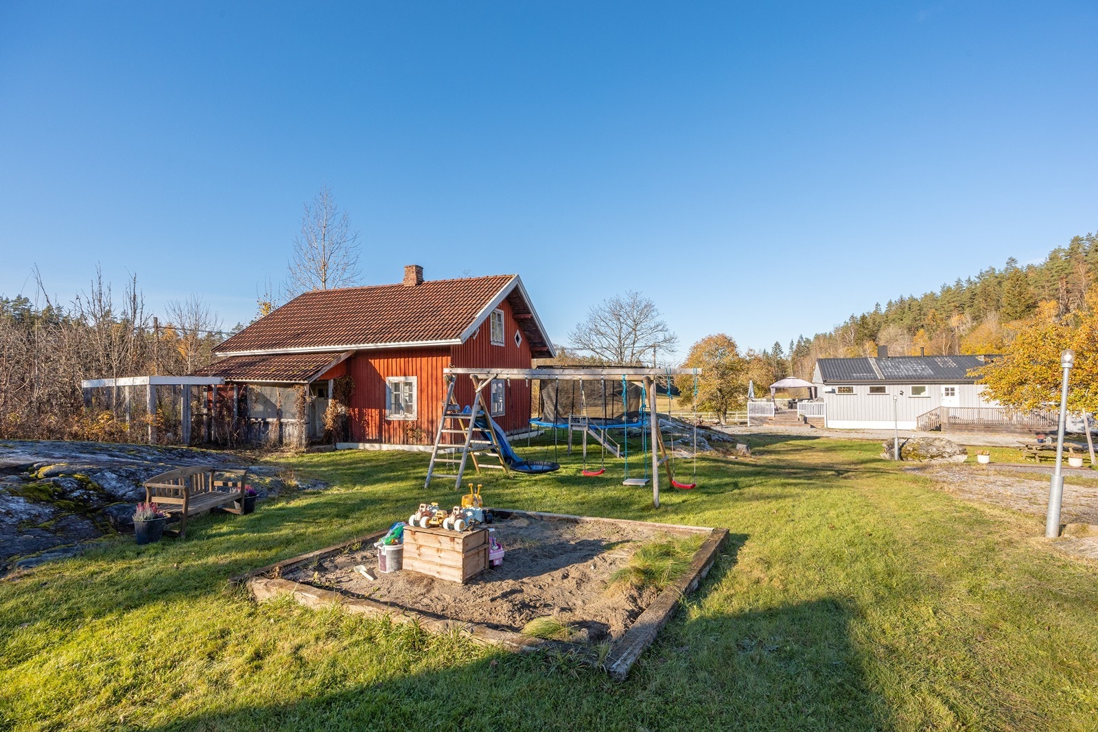 På plenområdet er det laget en liten lekeplass for de minste. Galleribilde
