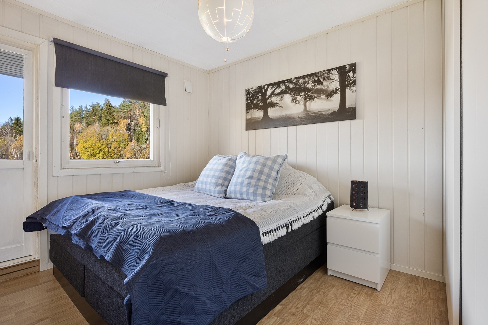 Hovedsoverommet i første etasje har garderobeskap og utgang til en nordvendt balkong. Galleribilde