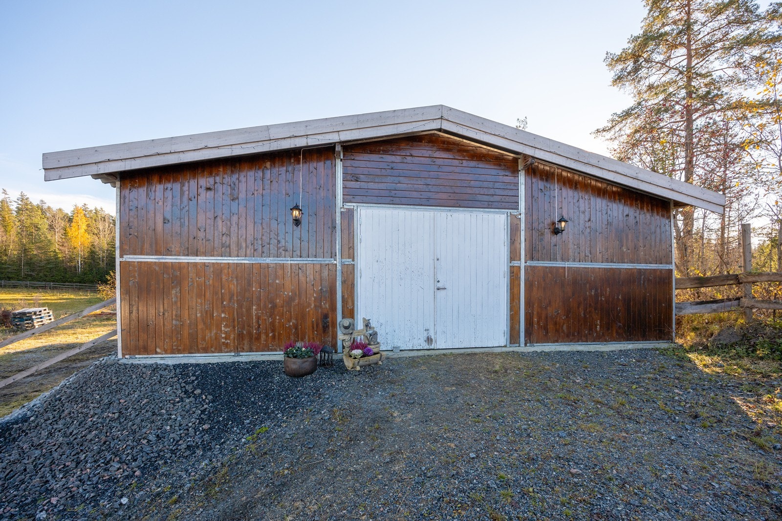 Det moderne stallbygget ligger øverst på tunet og har seks stallbokser, stort lagerrom og utstyrsrom. Galleribilde