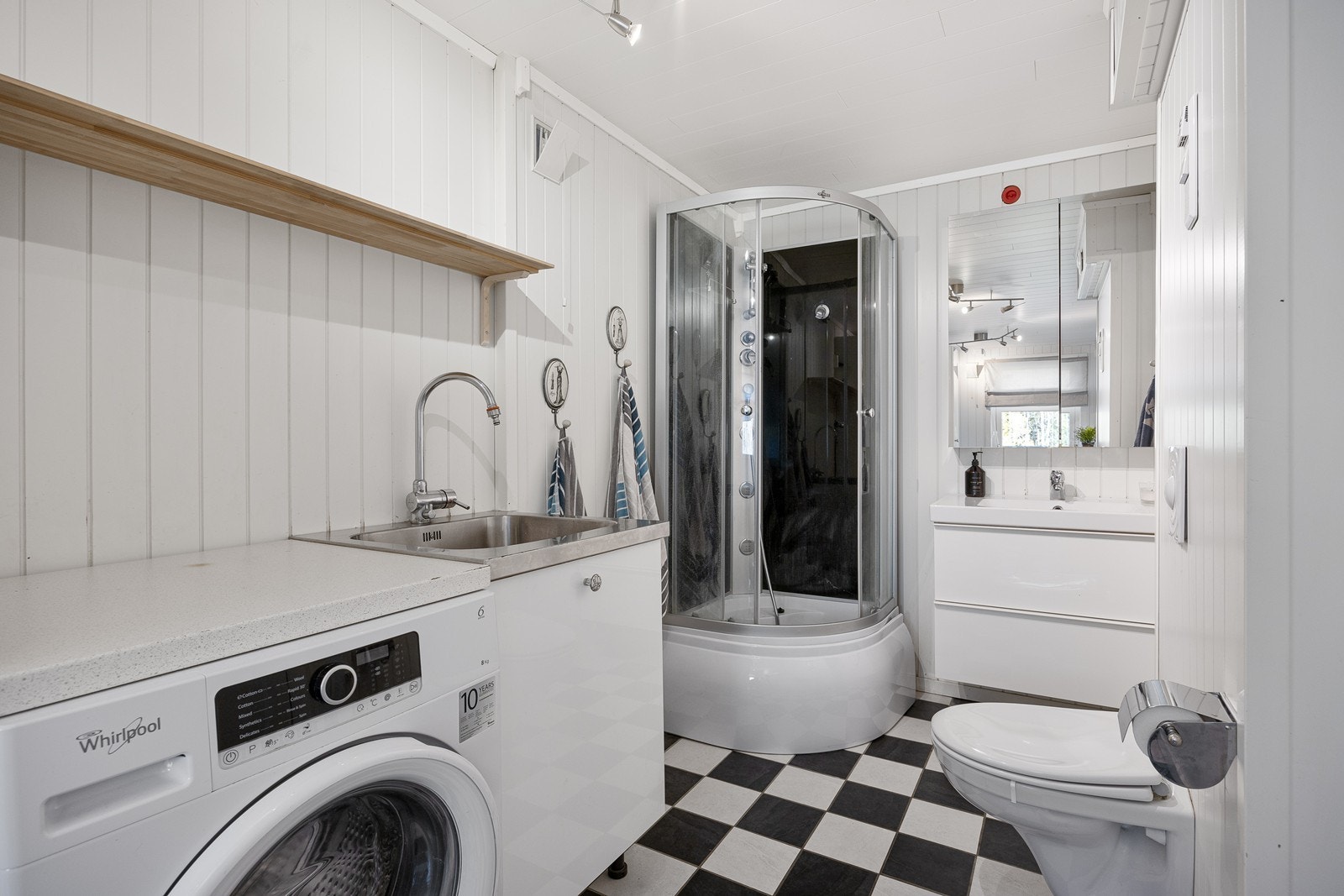 Badene i boligen fremstår tidsmessig, men er ikke forskriftsmessig oppbygd som våtrom med fungerende membran, slik at utbedring bør påregnes. Galleribilde