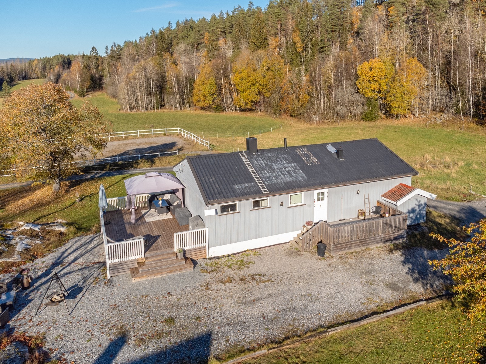 Sommerstid er det fint å dra på badetur til Damtjern med badestrand, badebrygge og fiskebrygge, eller til idylliske Røytjern. Galleribilde