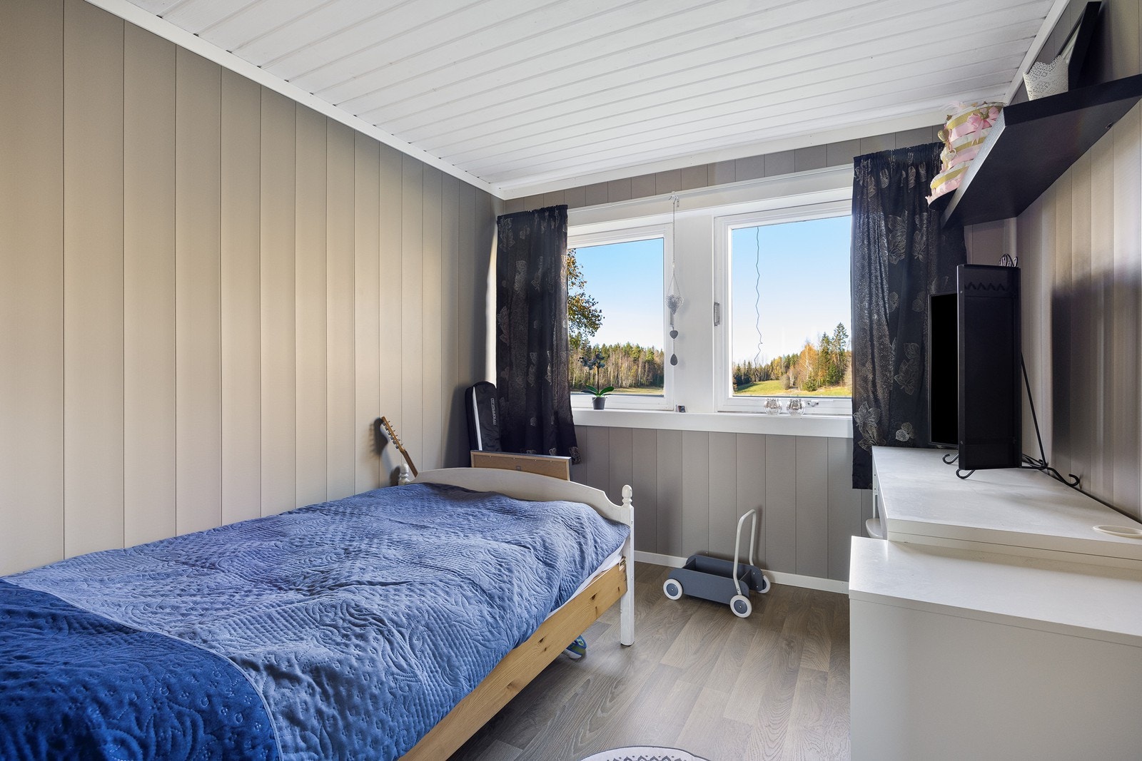 Boligen har ett godkjent soverom i underetasjen jf. byggetegninger. Resten av rommene er i hovedsak benevnt som diverse boder, wc og vaskerom. Galleribilde