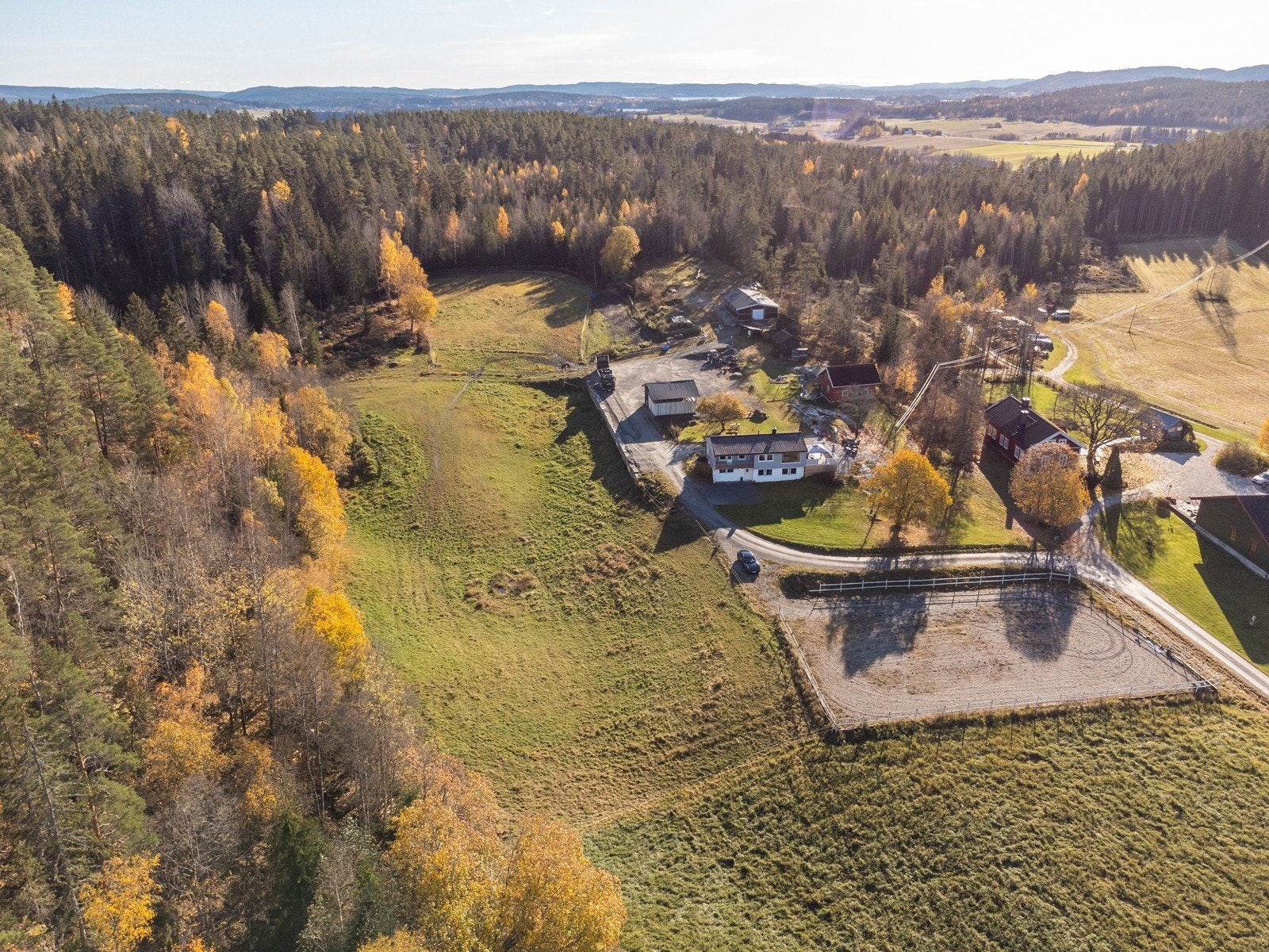 Gårdsbruket, Vardeåsen, ligger i et landlig og usjenert område ved Løken i Aurskog-Høland kommune. Galleribilde