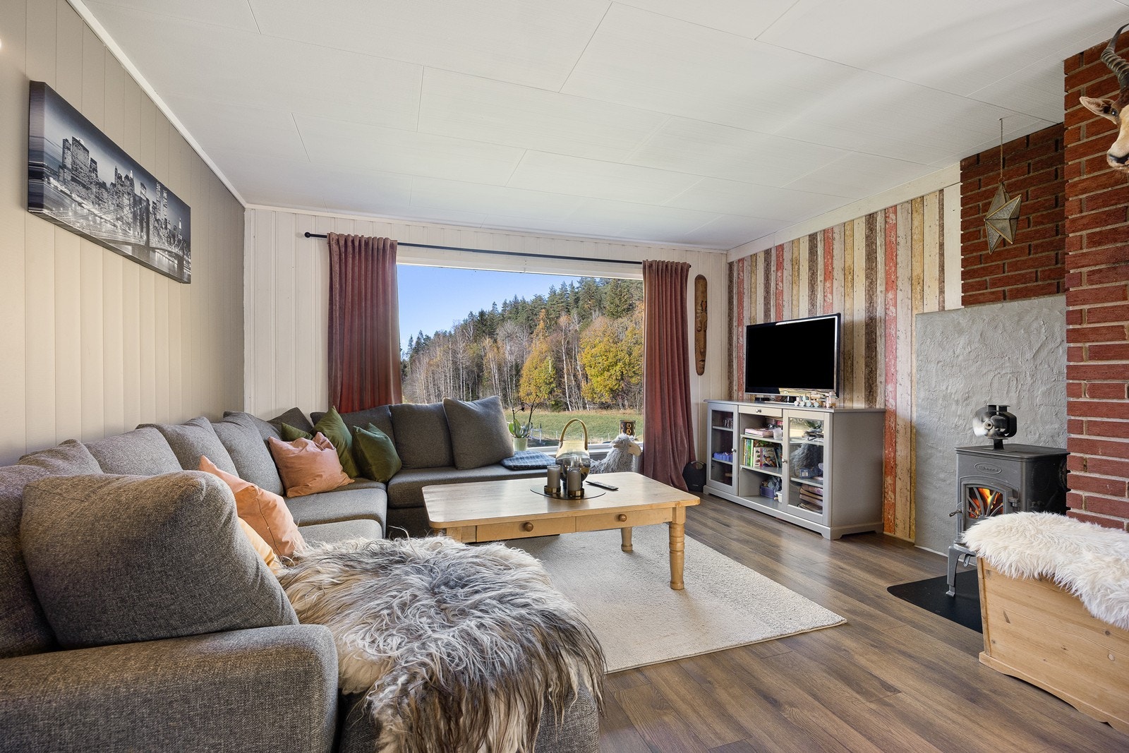 Et stort vindu i nordveggen gir rikelig med dagslys og fint utsyn til jorder og skog. Galleribilde